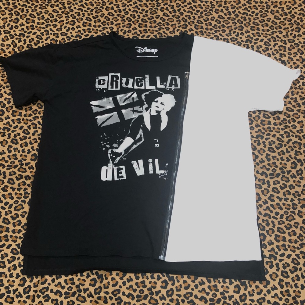 Disney’s Her Universe Cruella Zipper Split Tee Black/White *Size M*